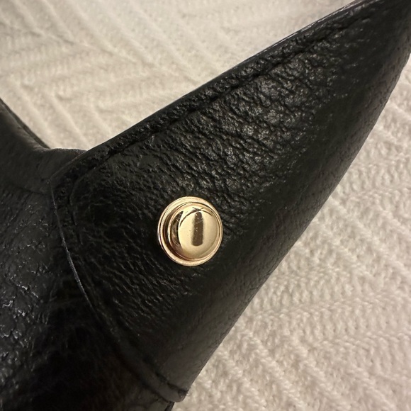 Authenticated Gucci Black Leather Shoulder Bag with Gold Hardware - Picture 4 of 14